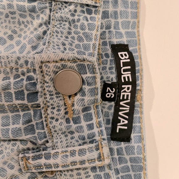 NWOT Blue Revival Snakeskin Denim Distressed Jean Shorts - Picture 8 of 8